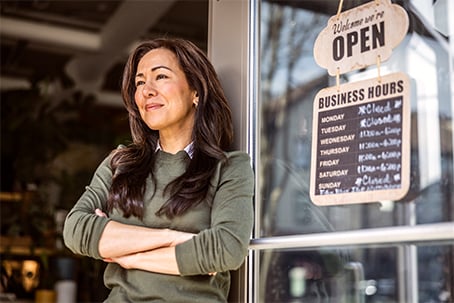 Women standing at a cafe